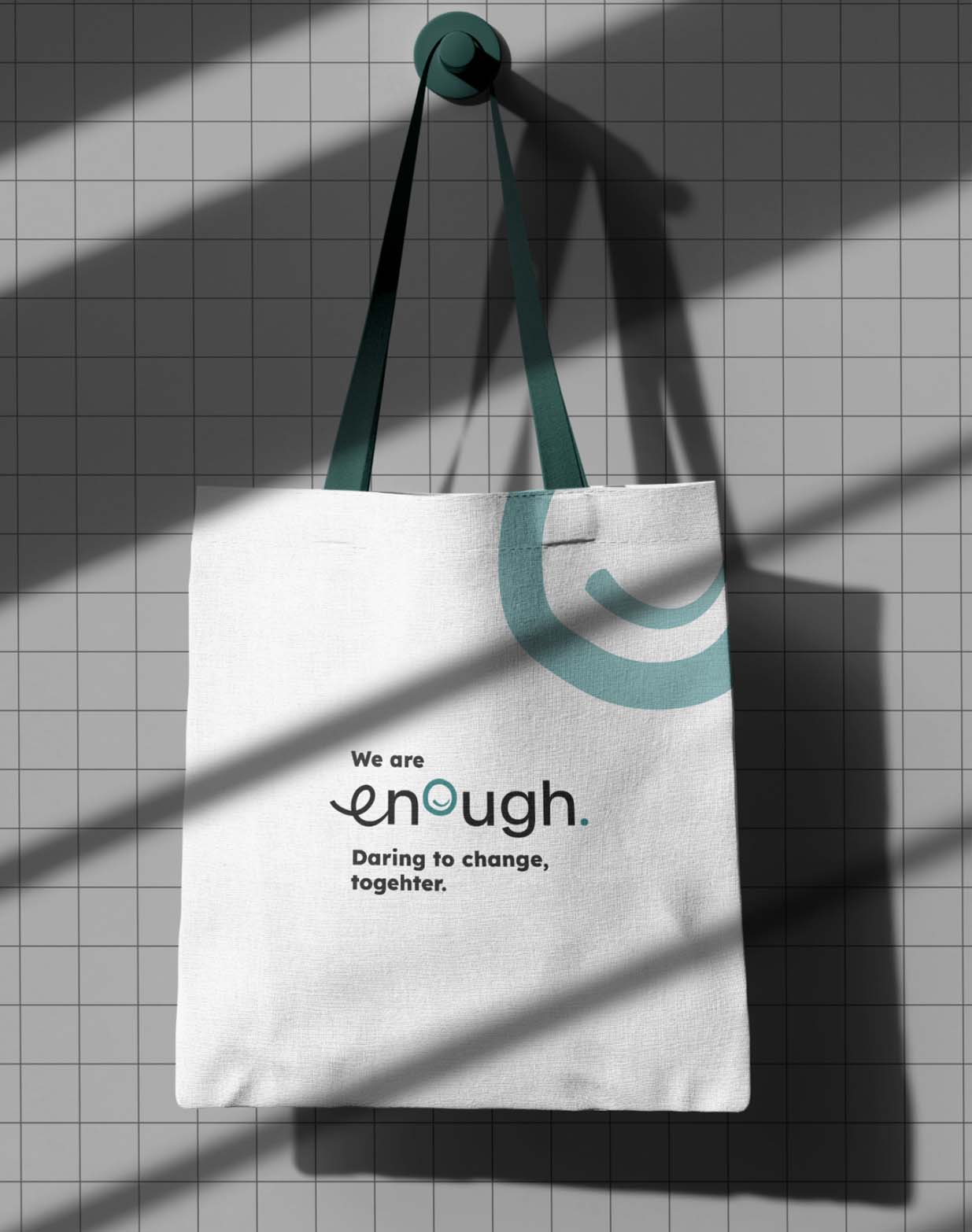 Baumwolltasche mit Logo hängt auf einem Haken