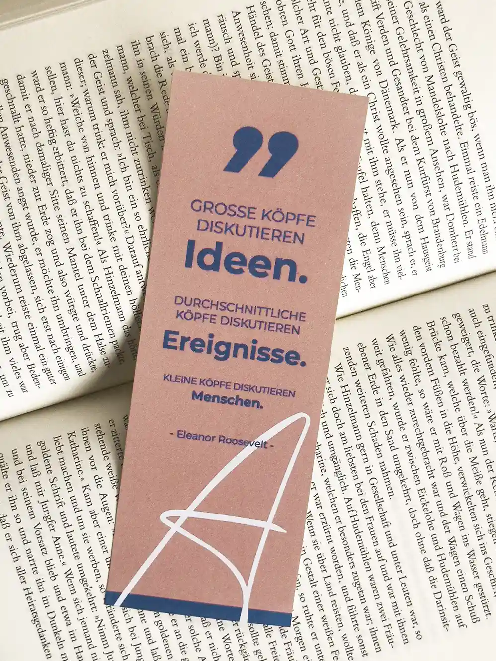 Visitenkarte, die auch gleichzeitig als Lesezeichen dient.