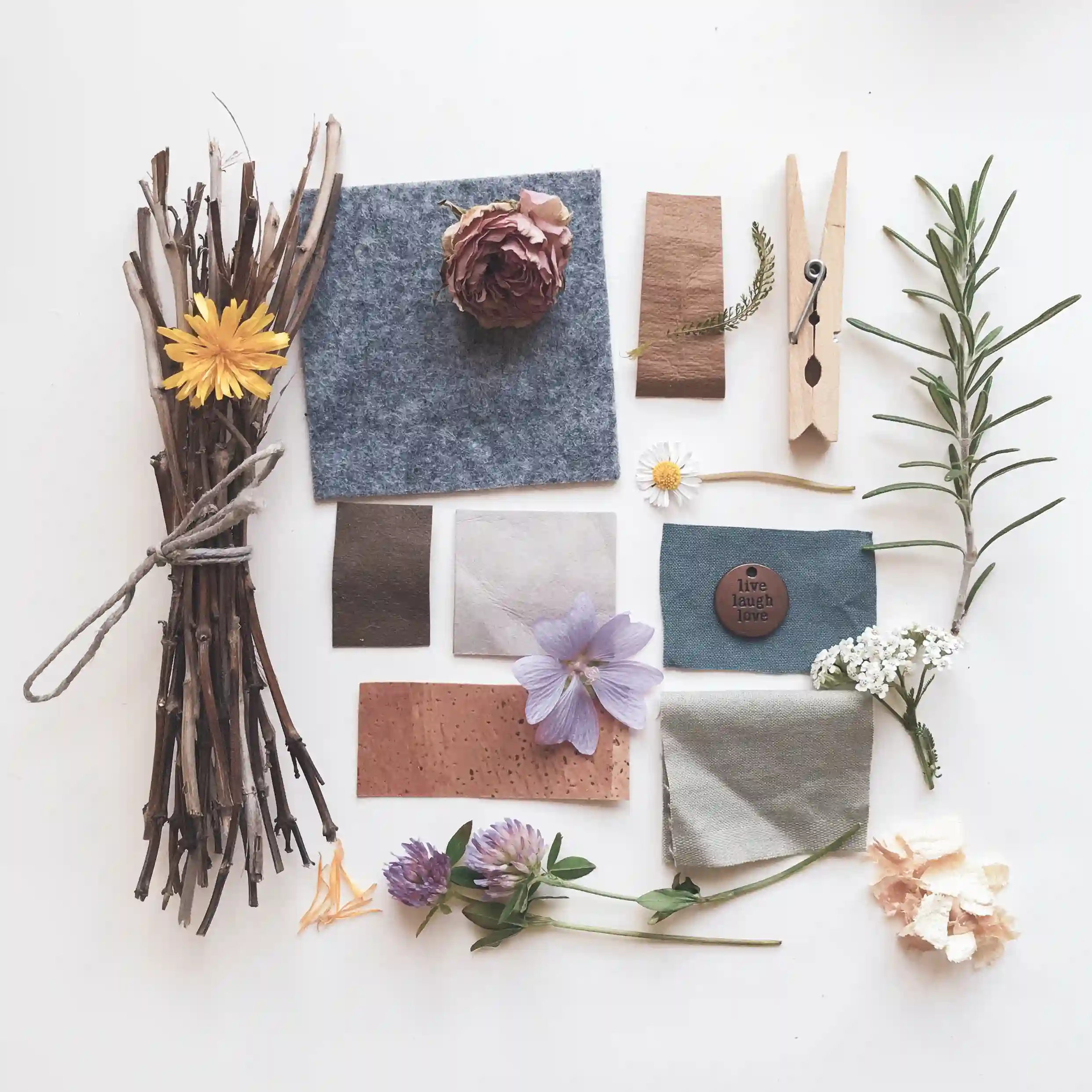 Moodboard für ein nachhaltiges Projekt mit echten Materialien