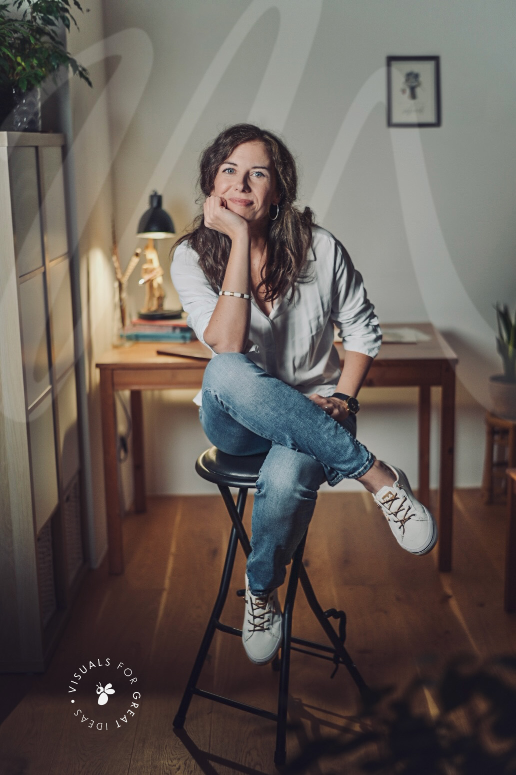 Sabine sitzt auf Stuhl