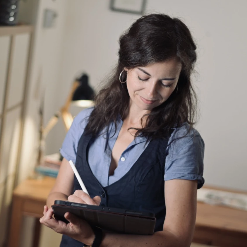 Sabine Profilfoto, schreibend auf iPad