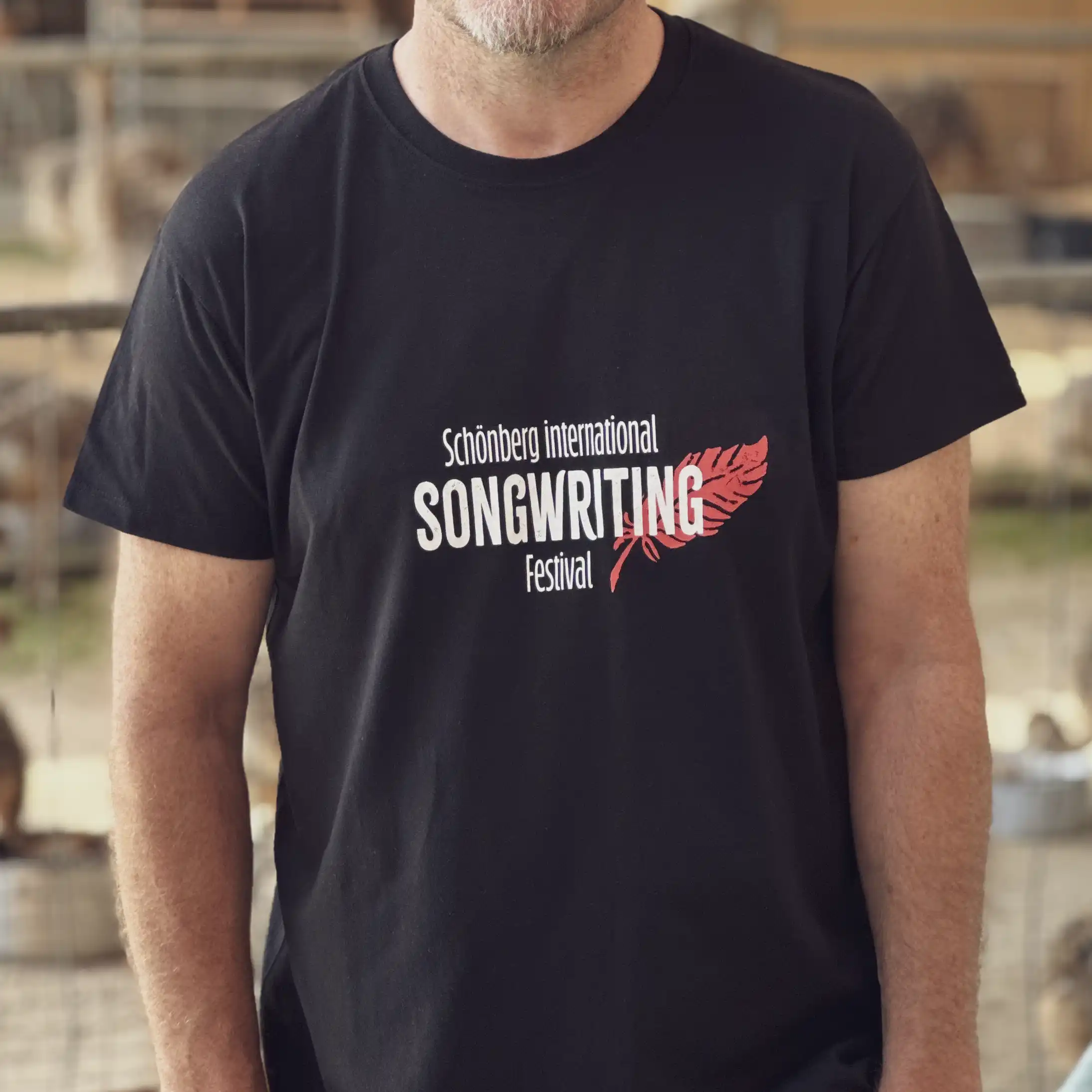 Mann trägt Festival T-Shirt