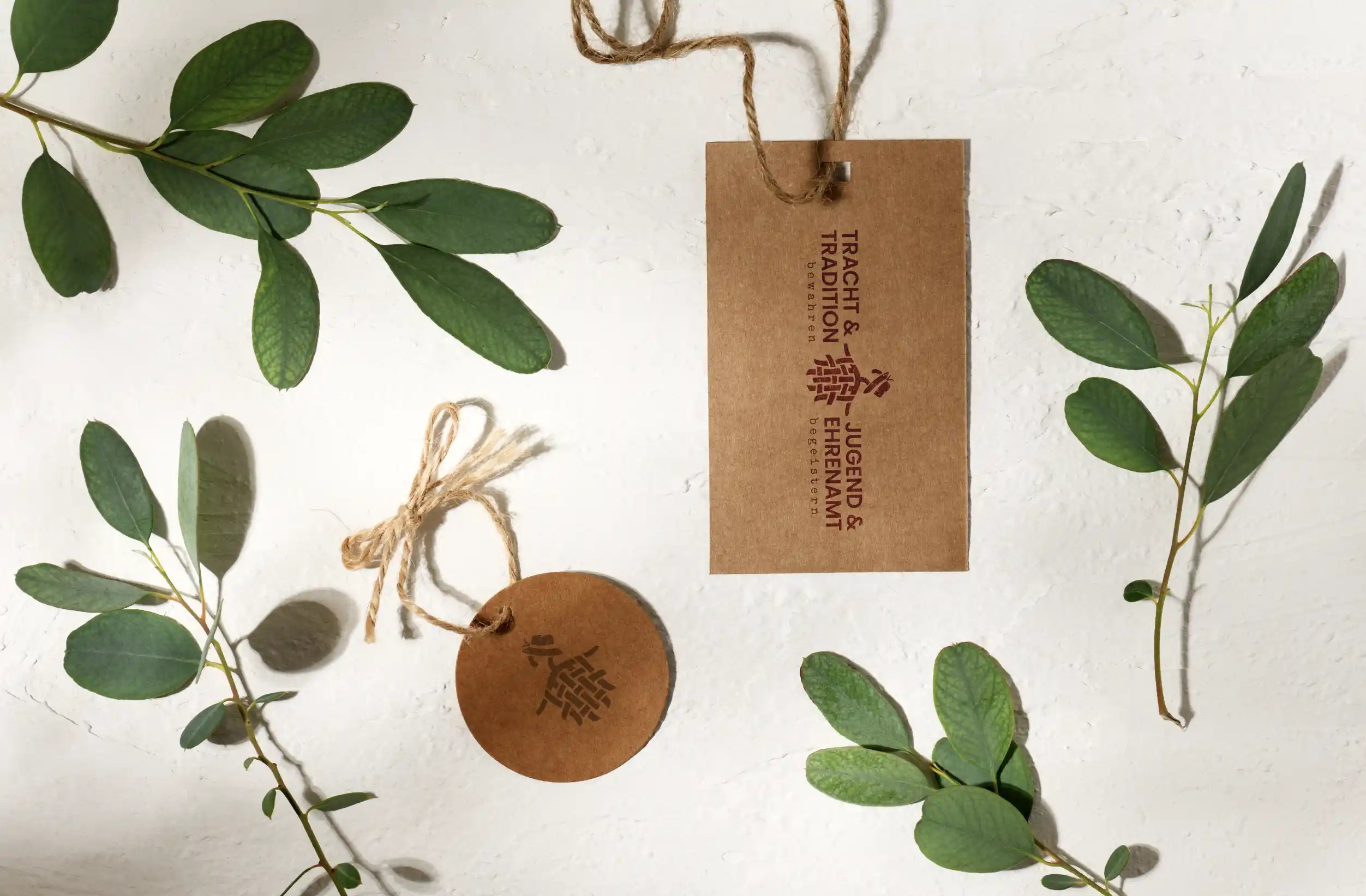 Logo Mockup - gestempeltes Logo auf zwei Kraftpaierettiketten