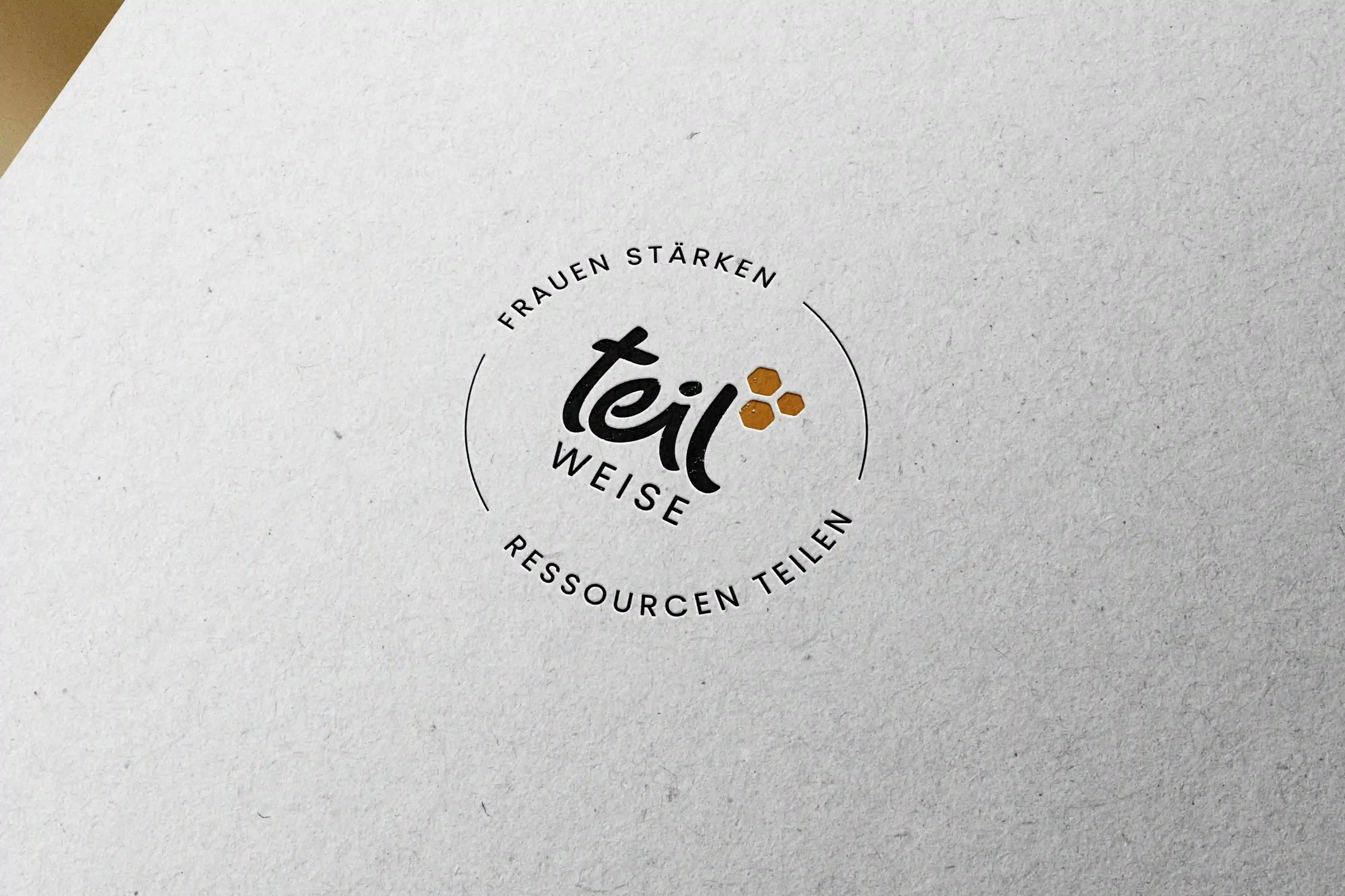 Mockup mit Rundlogo vom Projekt Teilweise - Frauen stärken, Ressourcen teilen